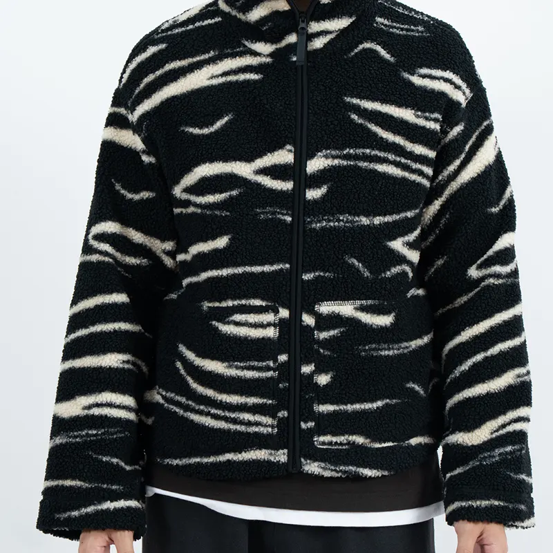 Stand kaulus Fleece-takki mustilla ja kermanvärisillä abstrakteilla raidoilla